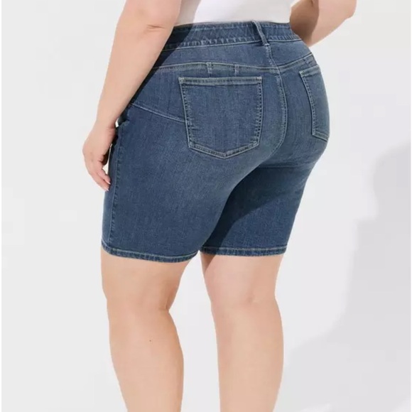 Torrid - Bombshell 8” Bermuda Short Premium Stretch - Picture 3 of 8